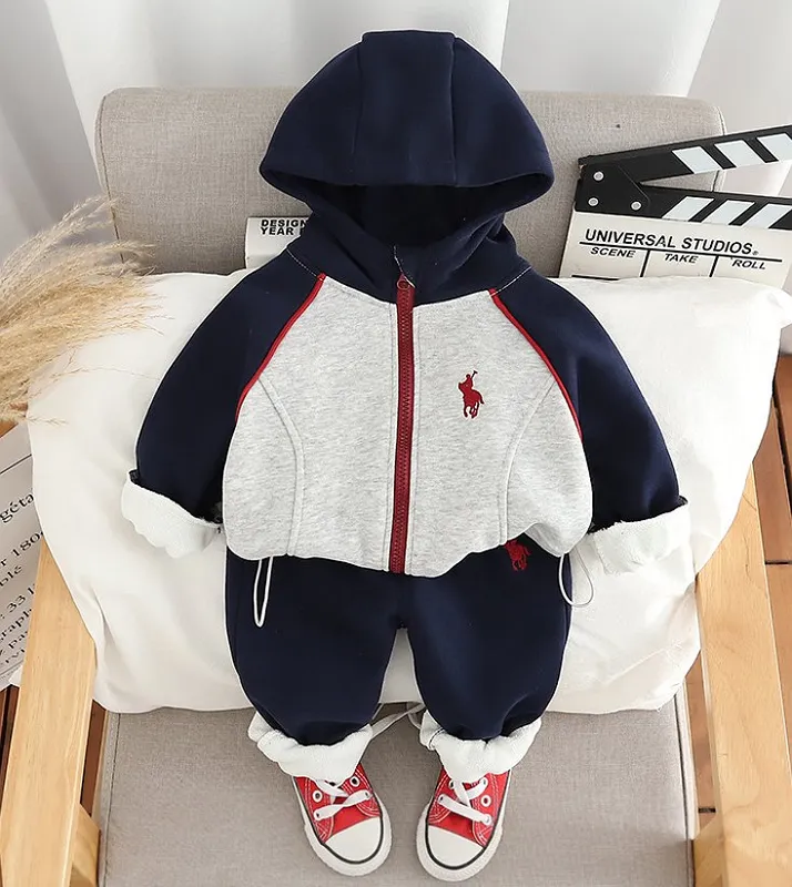 Темно -синий