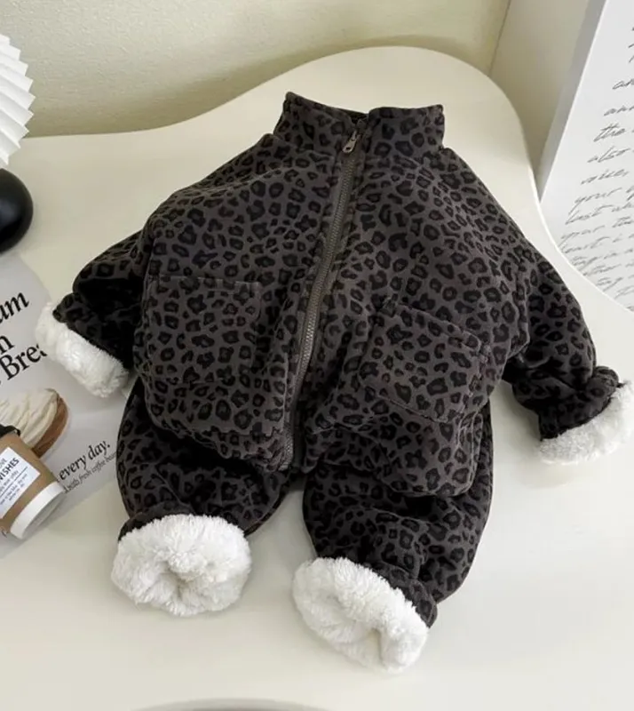 Темно коричневый