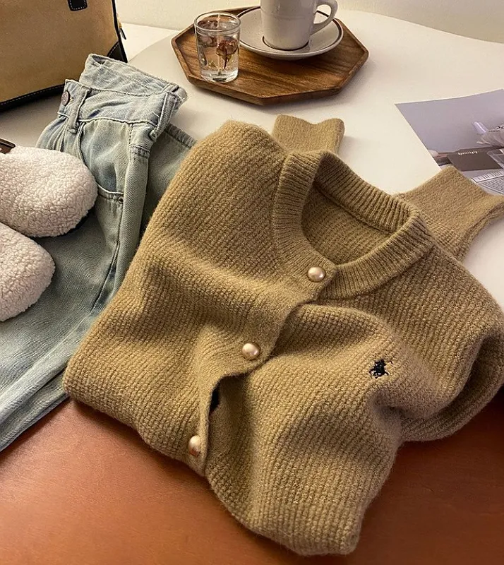 Коричневый