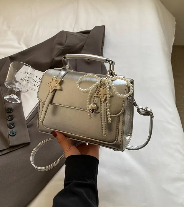 Серебристый