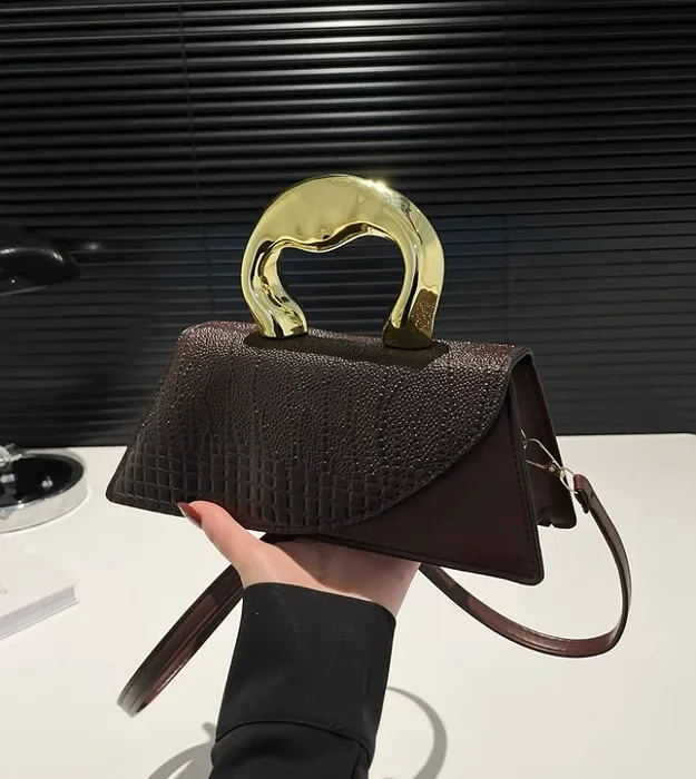 Коричневый