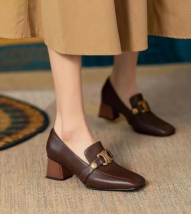 Коричневый