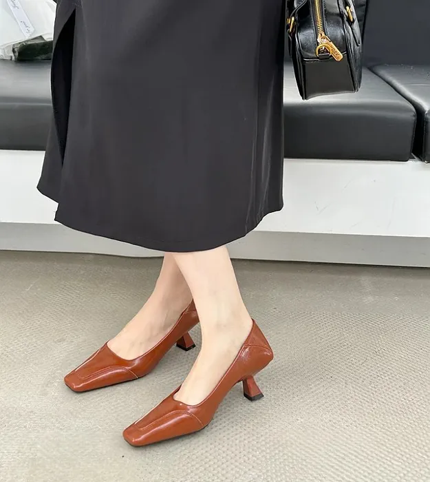 Коричневый