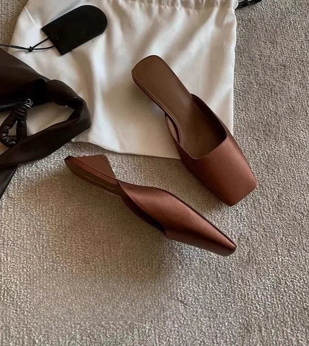 Коричневый