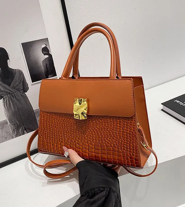 Коричневый