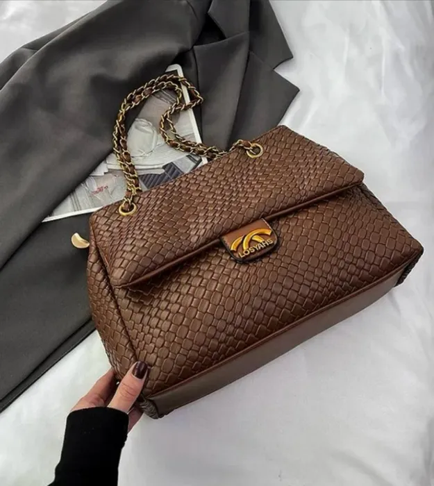 Коричневый