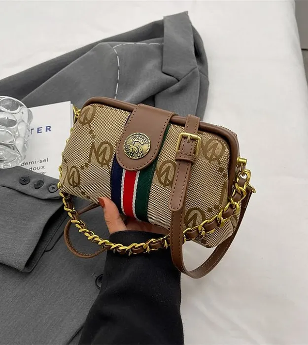 Коричневый