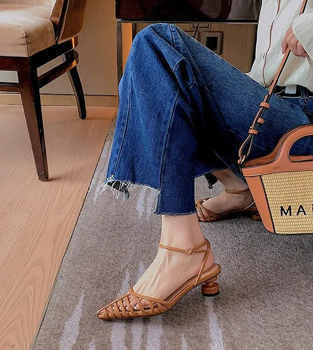 Коричневый