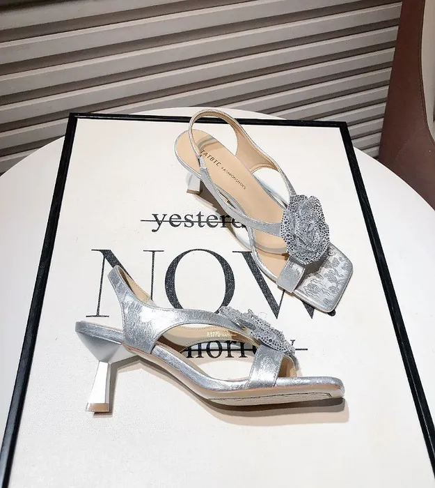 Серебристый