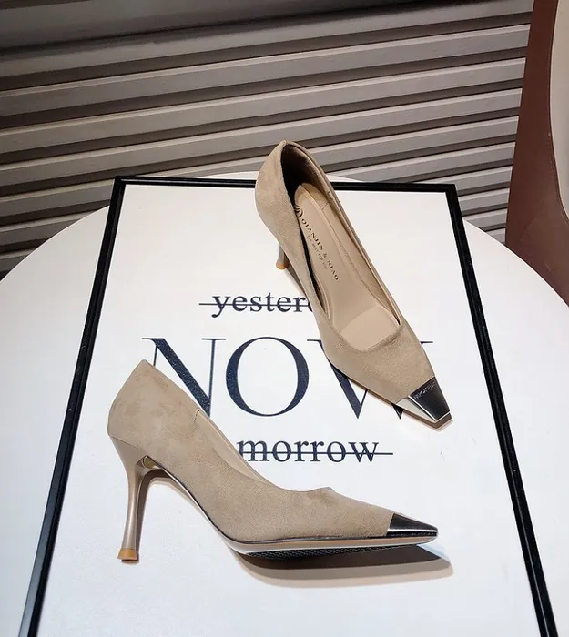 Тёмно бежевый