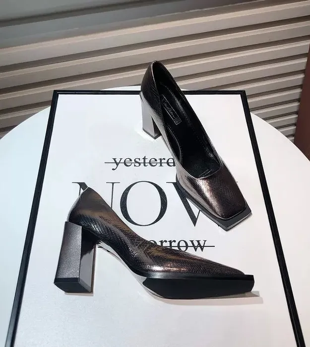 Коричневый