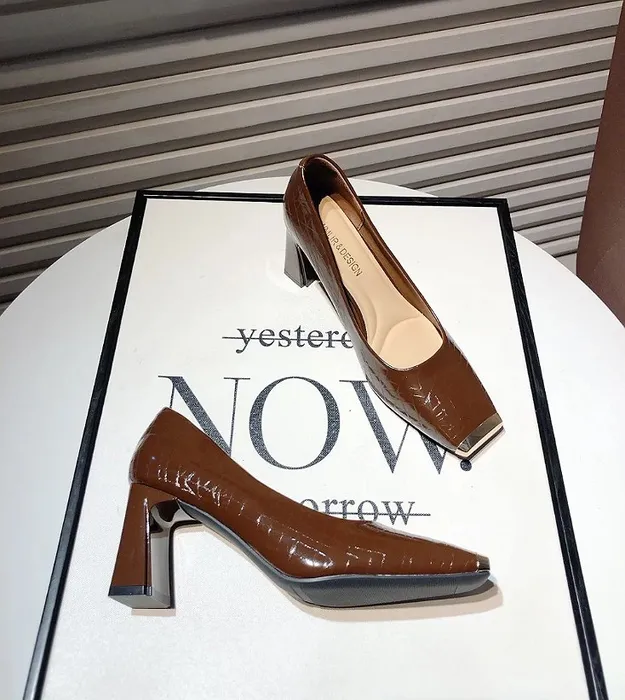 Коричневый