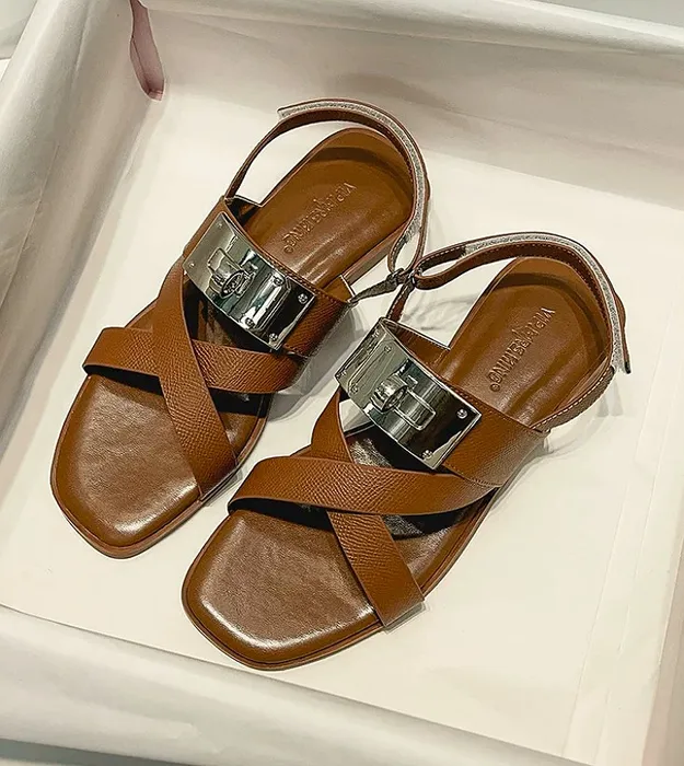 Коричневый