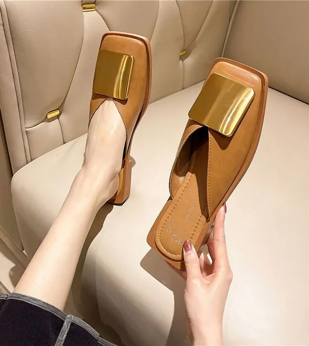 Коричневый