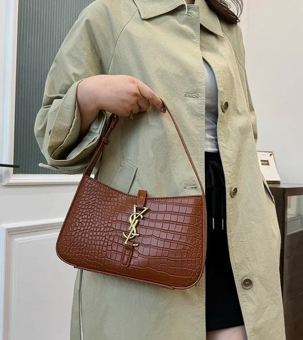 Коричневый