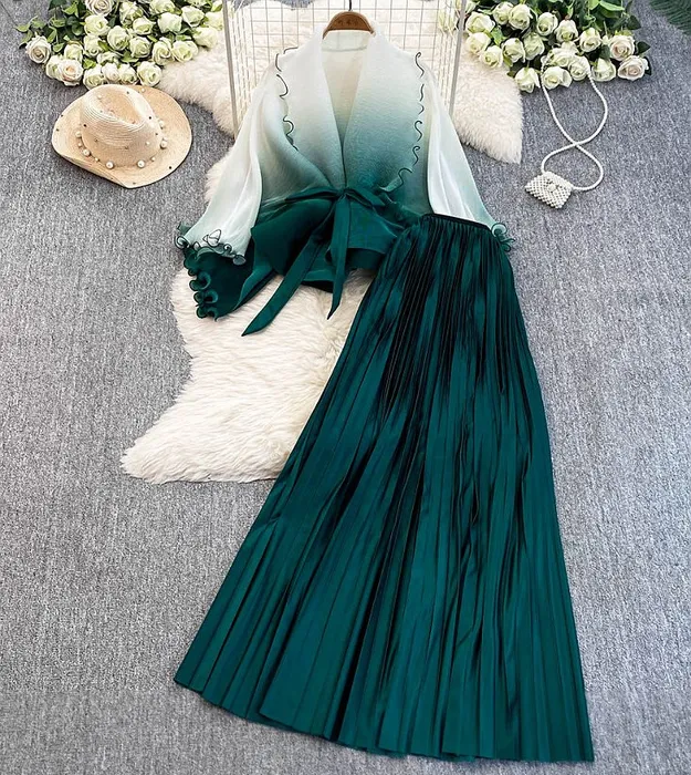 Тёмно зелёный