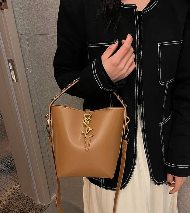 Коричневый