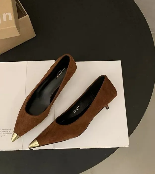 Коричневый