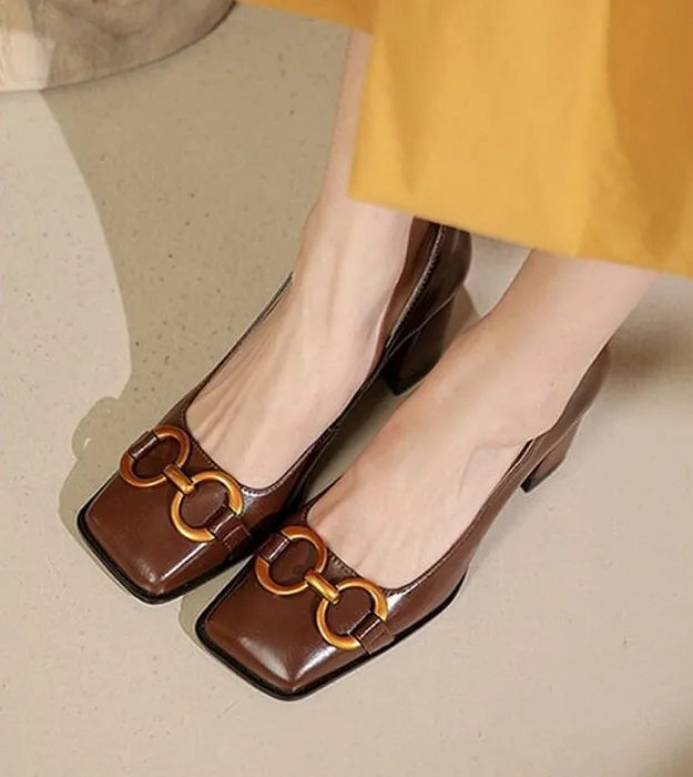 Коричневый