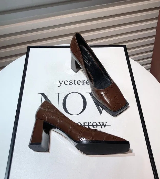 Коричневый