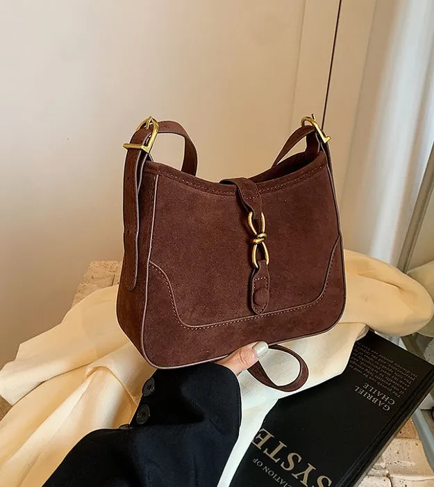 Тёмно коричневый