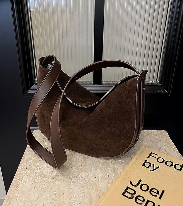 Темно коричневый