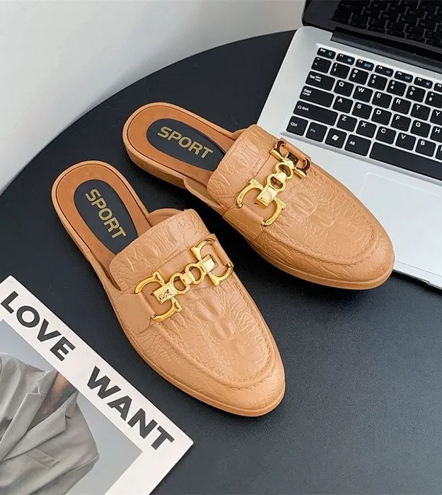 Коричневый