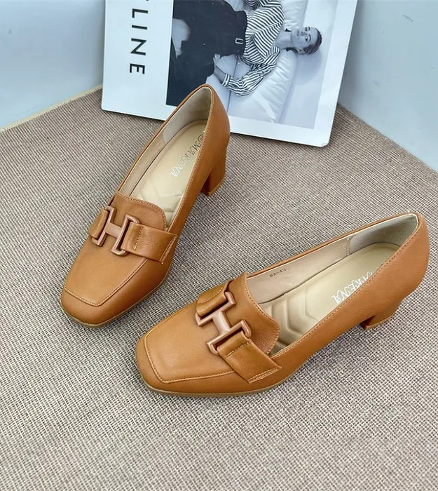 Коричневый