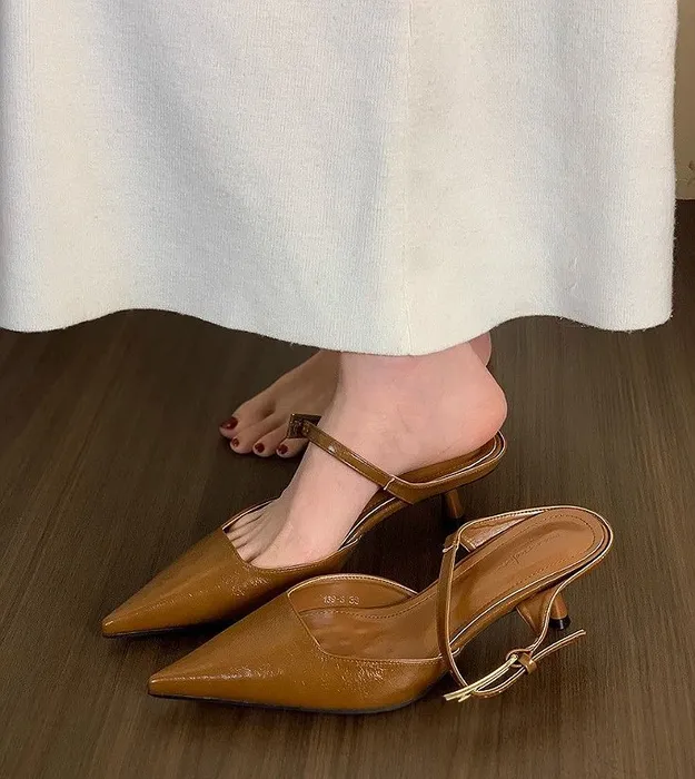 Коричневый