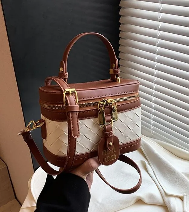 Коричневый