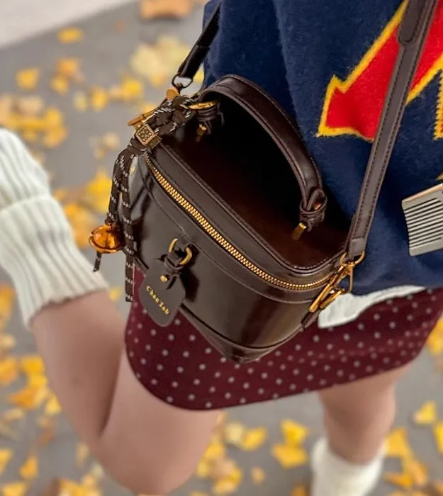 Коричневый