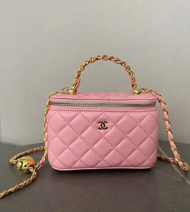 Светло розовый