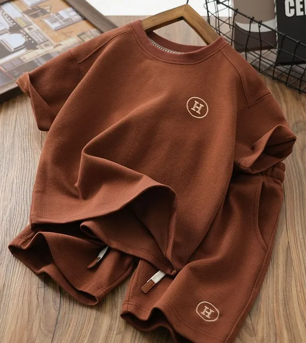 Коричневый