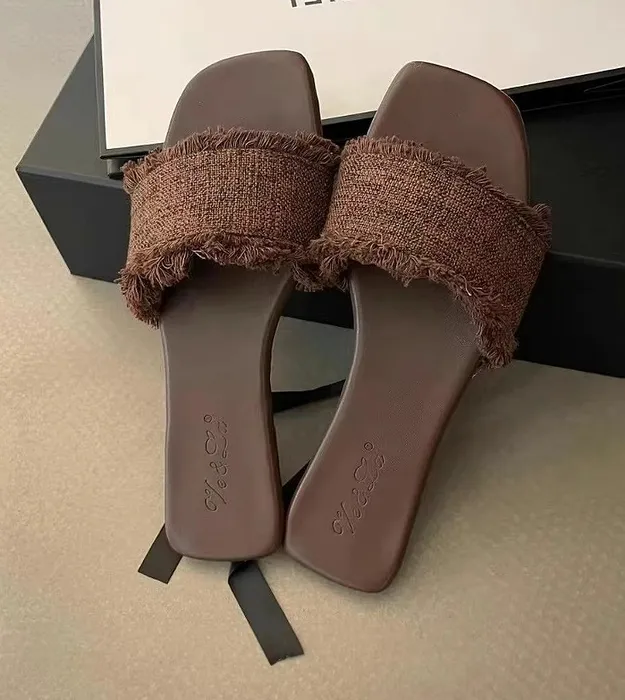 Коричневый