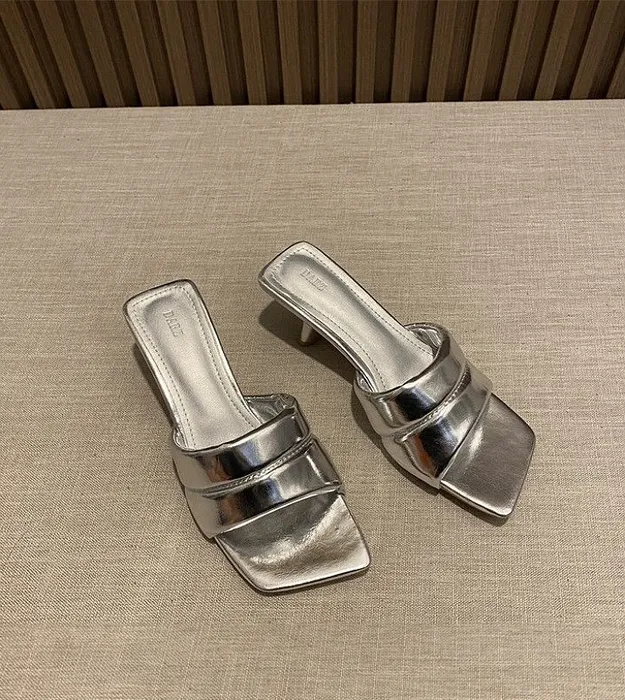 Серебристый