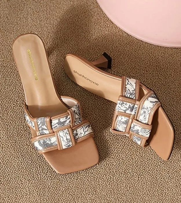 Коричневый