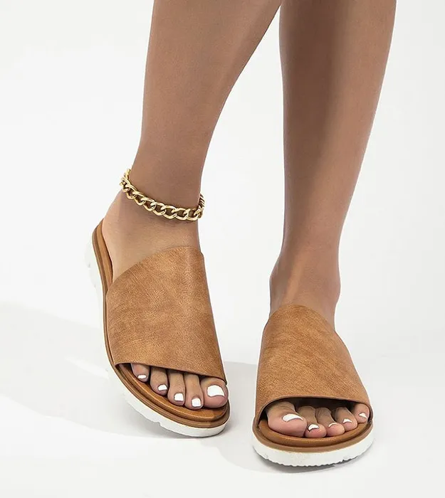 Коричневый