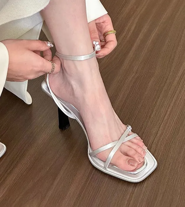 Серебристый