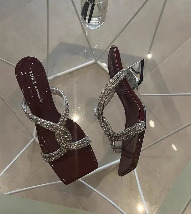 Коричневый