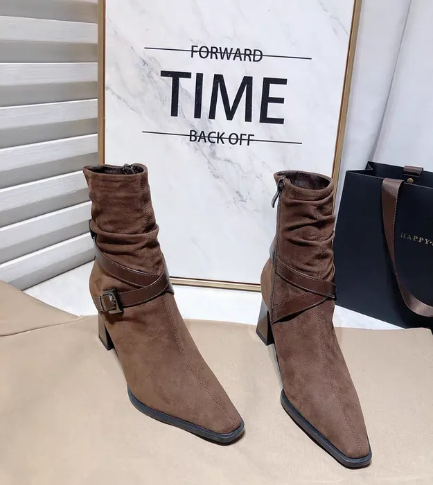 Коричневый