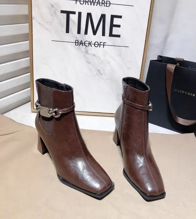 Коричневый