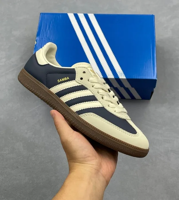 Молочно-голубой