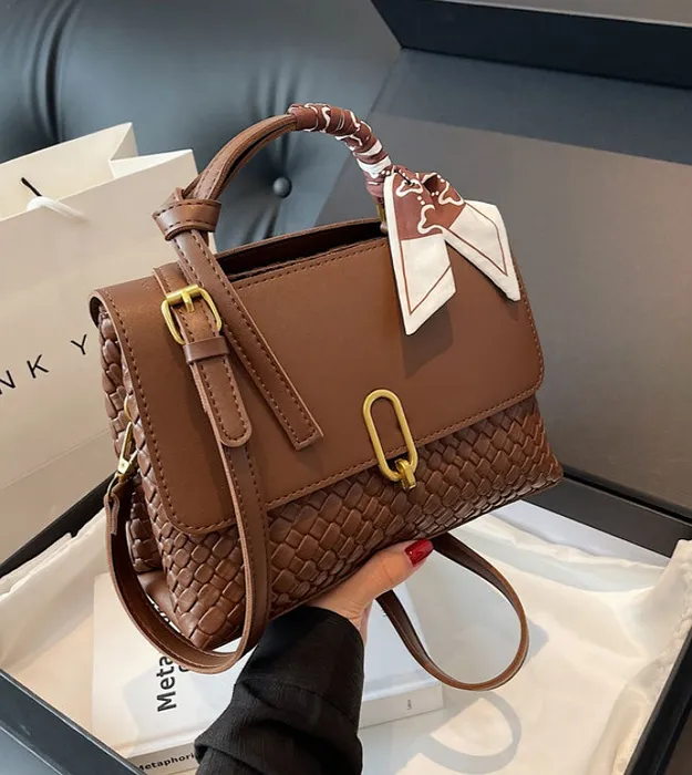 Коричневый