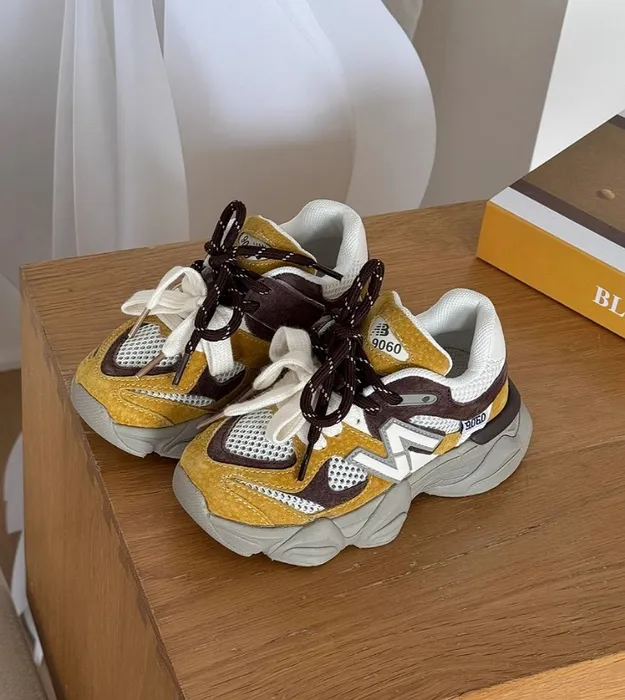 Жёлтый с серой подошвой