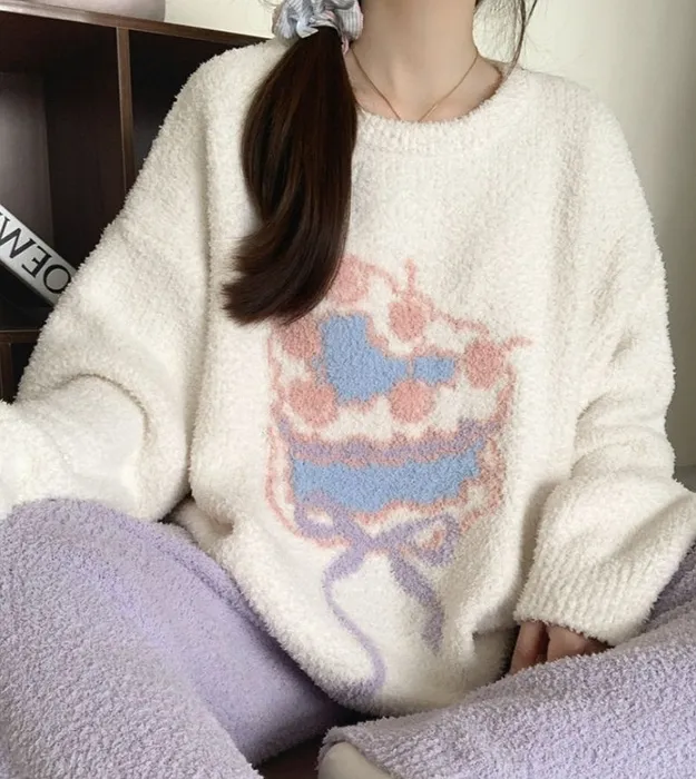 Белый с тортом