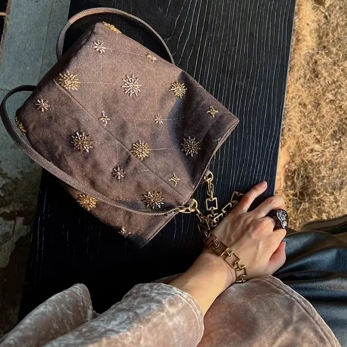 Коричневый