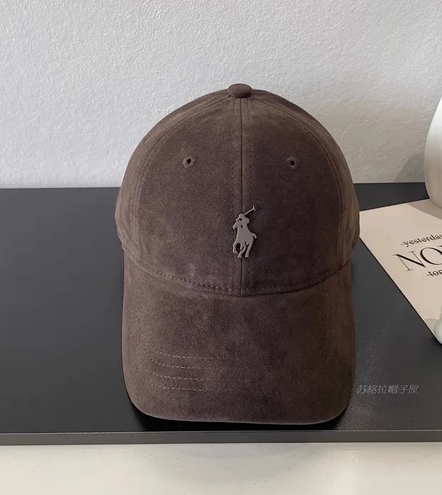 Темно коричневый