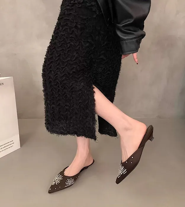 Коричневый