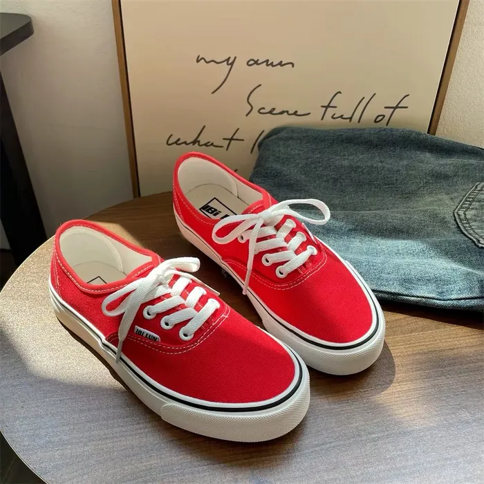 Ярко красный