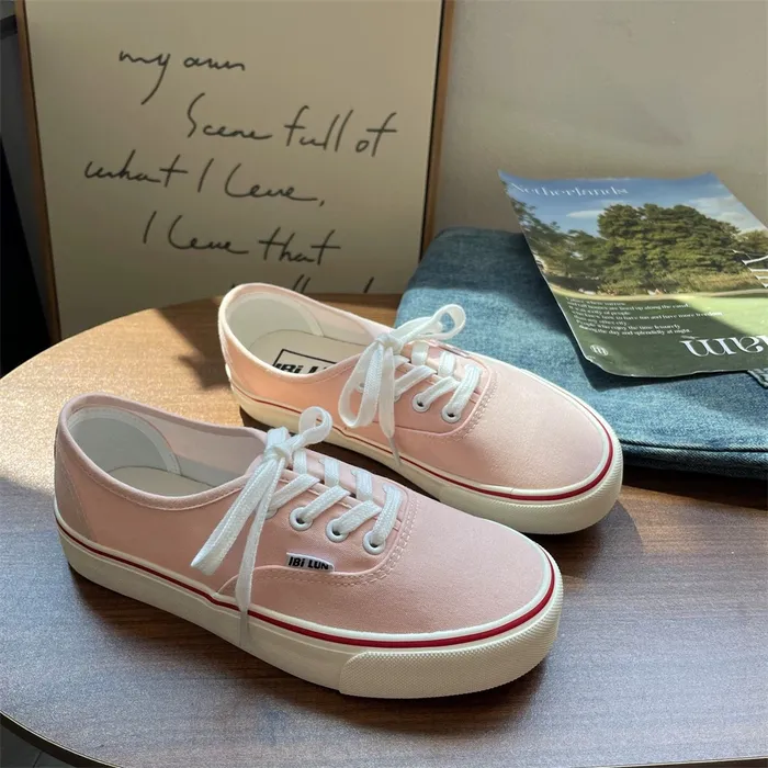 Светло розовый